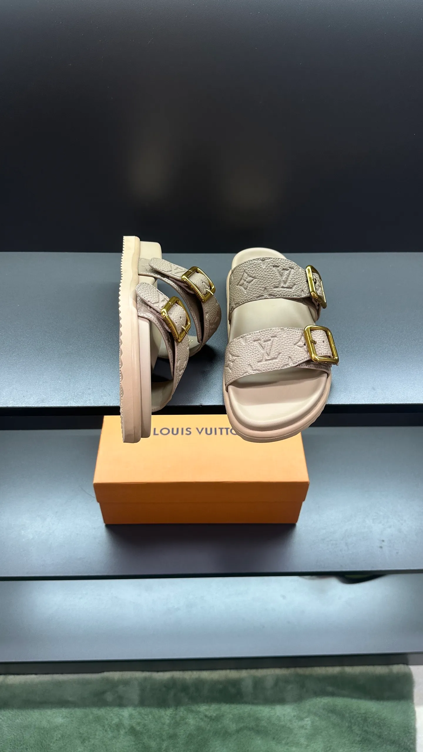 P340 🔍LV Men's Spring and Summer Slippers Counter Synchronization. The uppers are imported cowhide fabrics from Italy, with logo graphics and high-quality craftsmanship. Soles: original soles specially provided by the original factory. Exclusive movable molded soles are super comfortable. Original factory follow-up orders. 🔍🔍High quality. You can enter and leave the counter at will. Welcome to compare. Code number 38-45 No. 058